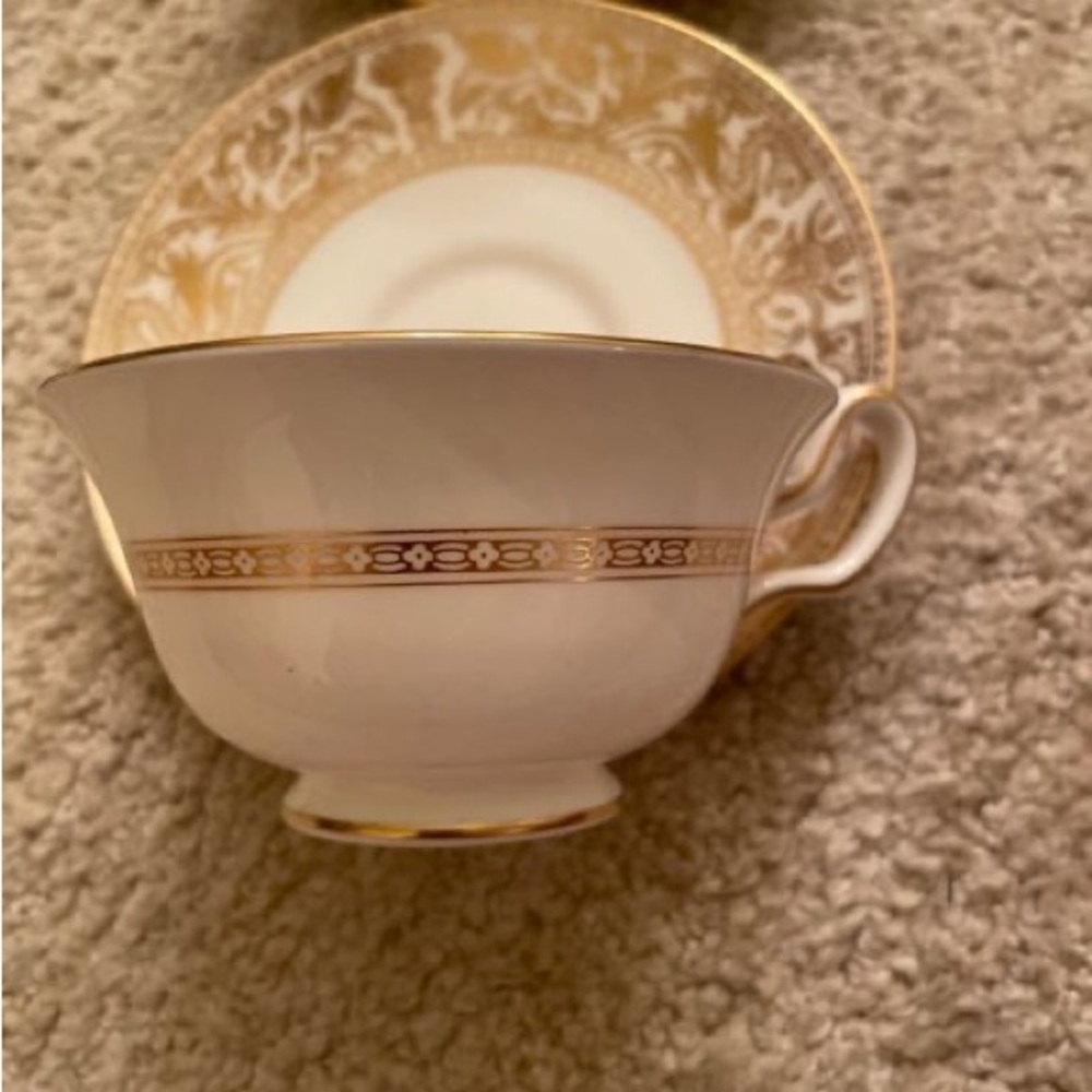 Wedgwood Gold Florentine Teacups and Saucers. - Picture 3 of 4